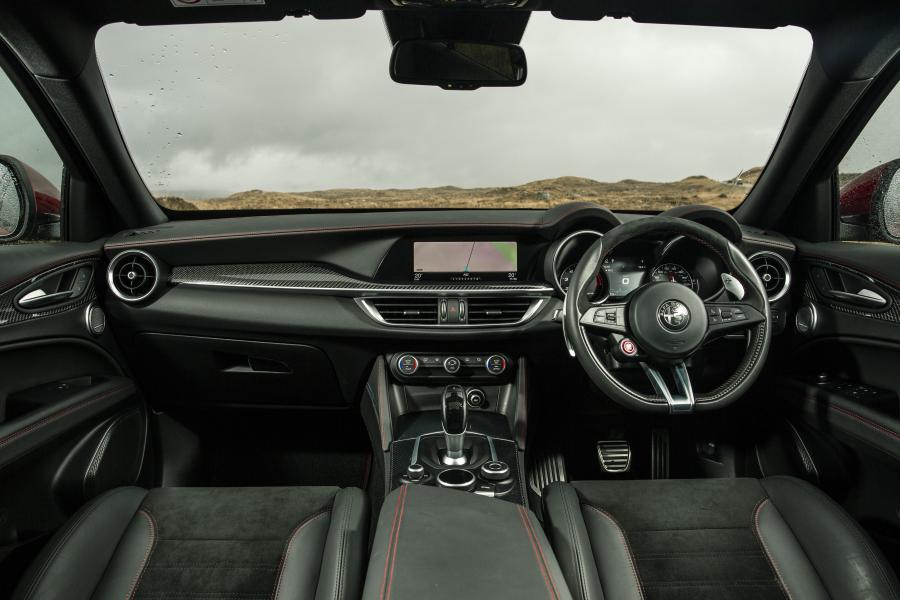 Торпедо Alfa Romeo Stelvio Quadrifoglio (949) 2018 года  (UK) (фото 27 из 59)
